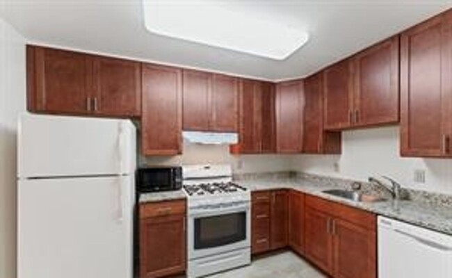 Building Photo - Luxury 2BR 2BA condo in the heart of Rockv...