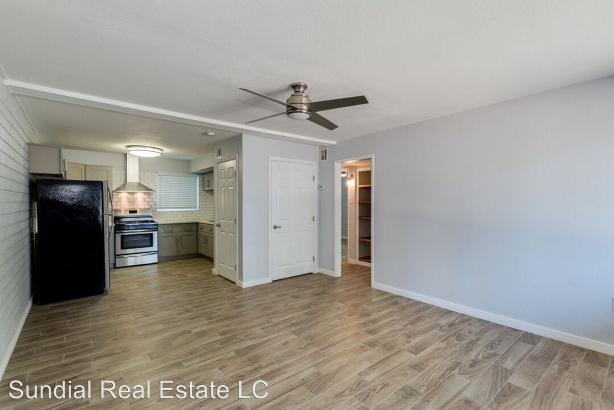 Primary Photo - 402 W Earll Dr