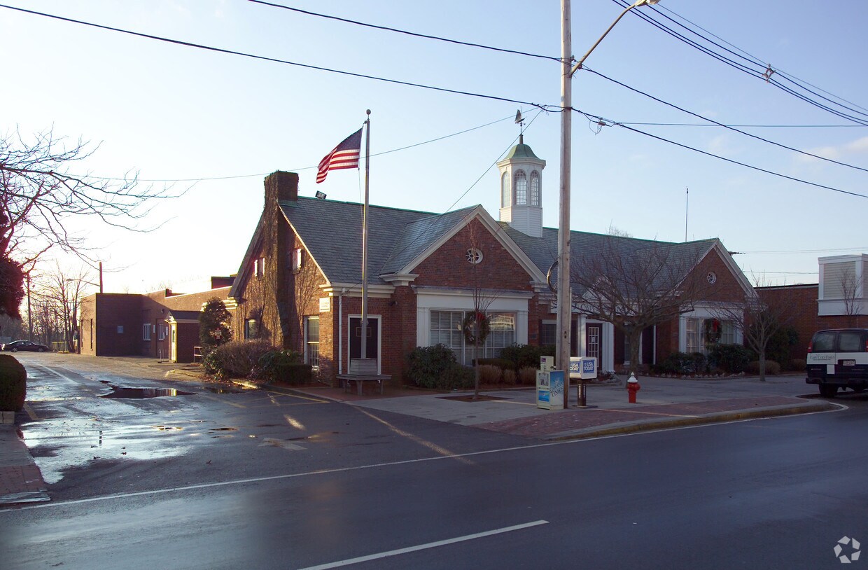 Primary Photo - 319 Main St