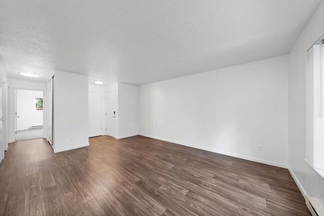 Building Photo - 2 bedroom Available! Pets OK! END OF SUMME...