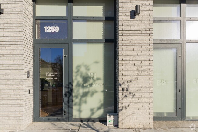 Entrada - 1259 Bedford Ave