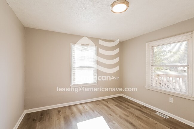 Building Photo - 3733 N Gladstone Ave