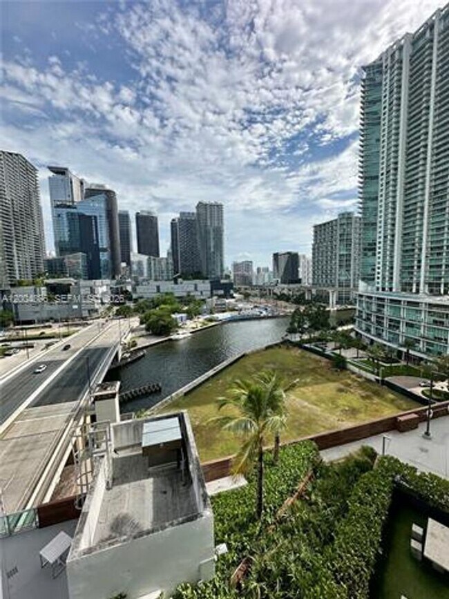 Foto del edificio - 350 S Miami Ave