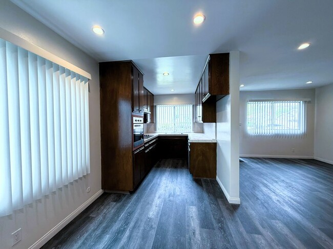 Building Photo - 525 Fischer, 1