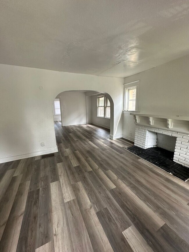 Building Photo - 4 bedroom 1.5 bath