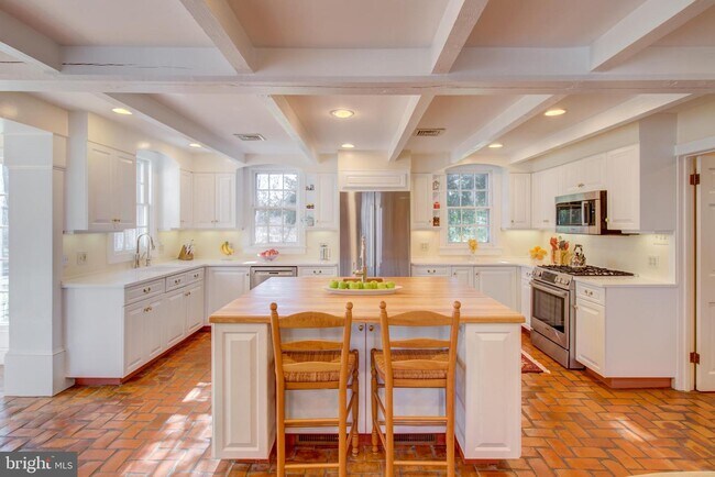 Foto del edificio - 11 Buckingham Dr