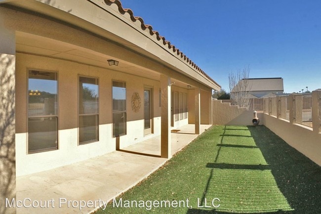 Building Photo - 3 br, 2.5 bath House - 5001 Greentree Blvd