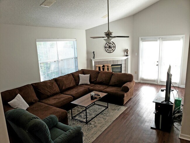 Building Photo - Charming 3 bedroom house near buck lake fo...