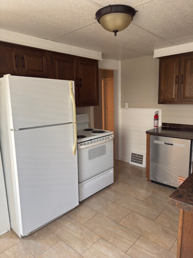 Full refrigerator/stove - 707 Ford Blvd