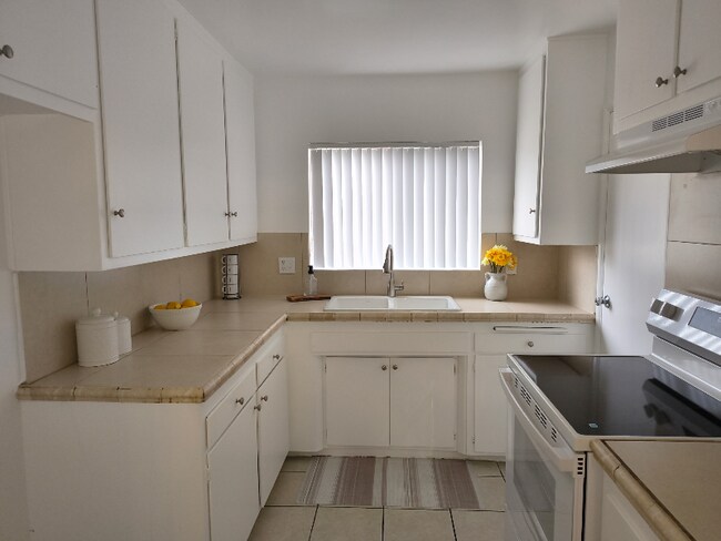 Foto del edificio - 400 E Live Oak St