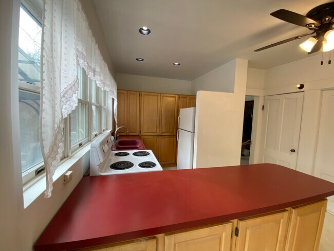 Foto del edificio - 2837 Cold River Rd