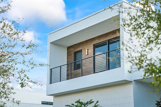 Foto del edificio - 16680 Botaniko Dr N