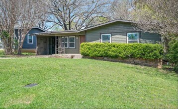 Building Photo - 1725 Meadowlark Ln