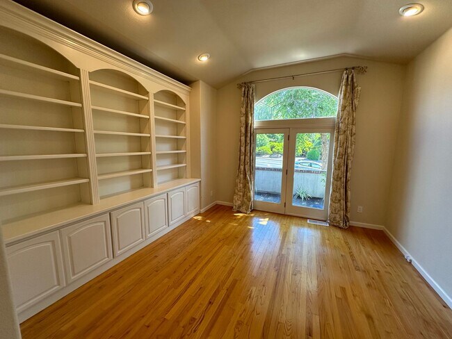 Building Photo - 6 Bed 4.5 Bath W/ Pool In Alamo