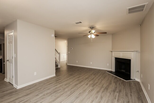 Foto del edificio - 414 Hidden Creek Ct