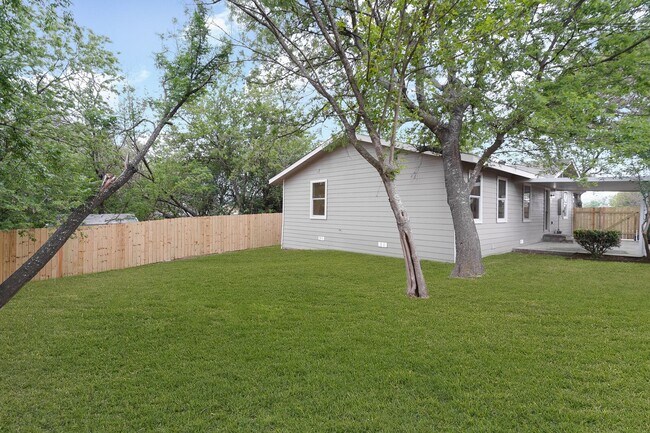 Building Photo - 3 bedroom 2 bath less than a mile from Fort Sam AFB!