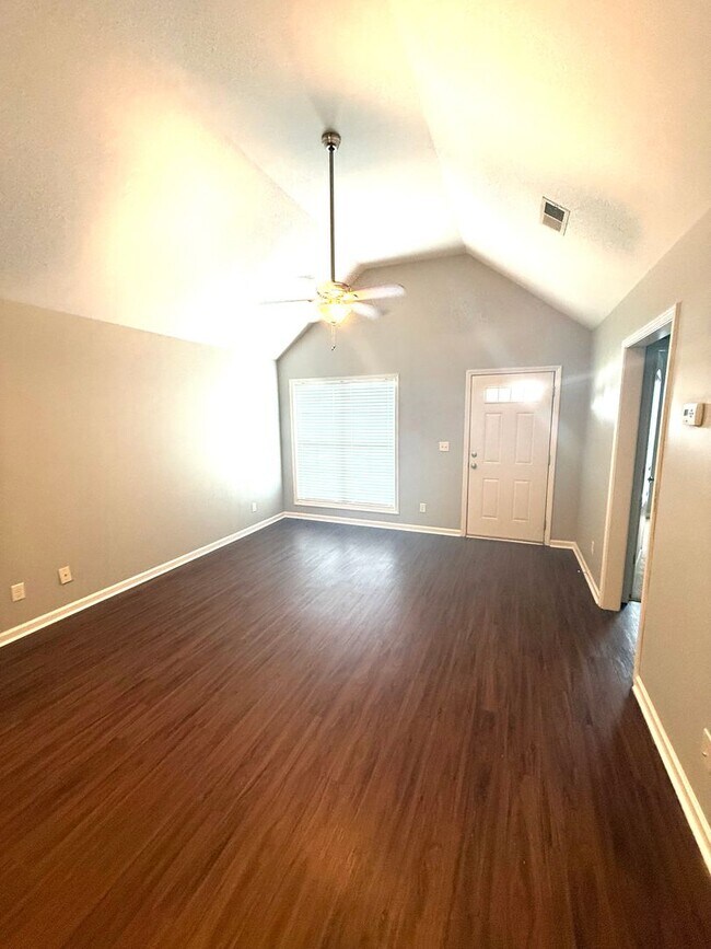 Foto del edificio - ** 3 Bed 2 Bath located in Burbank Crossing ** Call 334-366-9198 to schedule a self tour