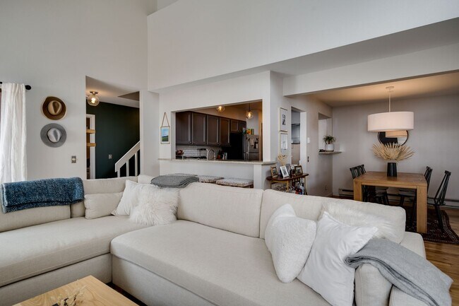 Building Photo - 2 bedroom plus den!  In town! Great natura...