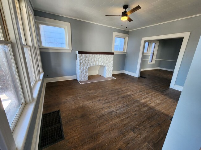 Building Photo - Beautifully renovated 5 bed 2 full bath si...