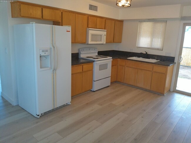 Foto del edificio - Long Term Duplex rental