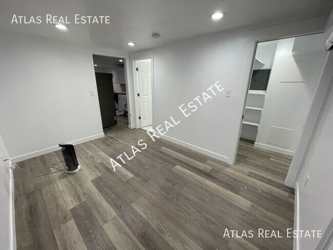 Building Photo - Gorgeous Remodeled Studio | Scenic Cottonw...