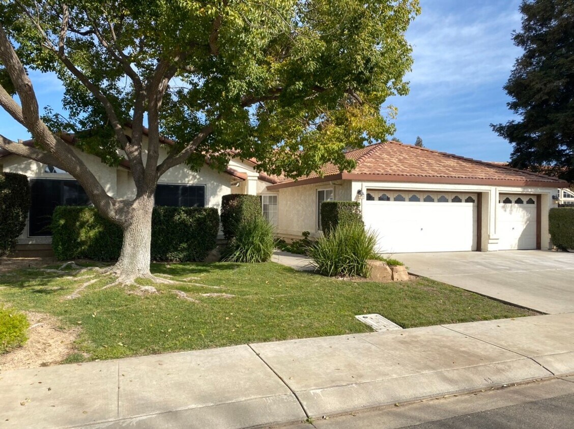 Foto principal - 4 bedroom with a 3 car garage!
