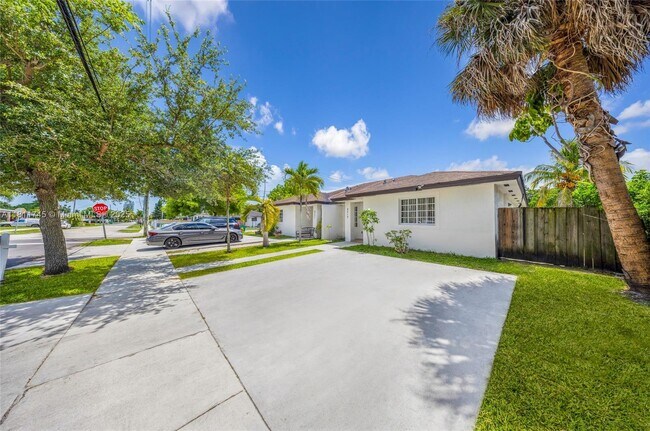 Foto del edificio - 4519 NW 163rd St