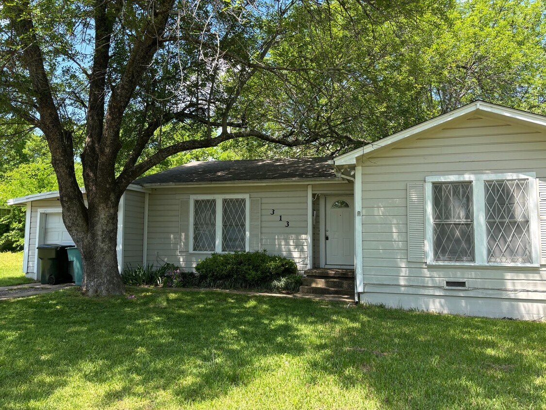 Primary Photo - 2/1 Conveniently Located Near Fairview Par...