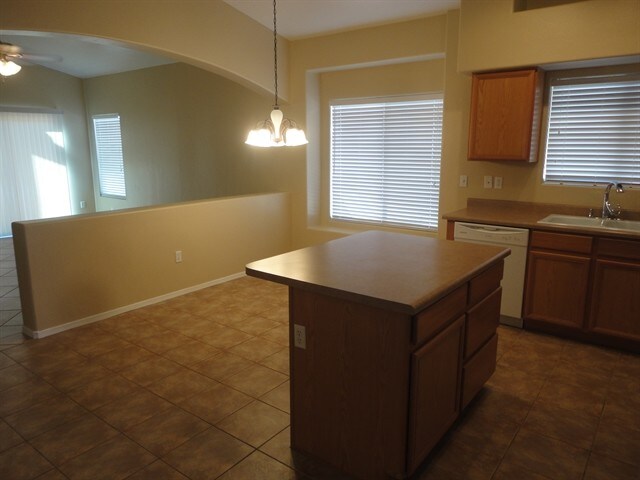Foto del edificio - 5711 W Shady Grove Dr