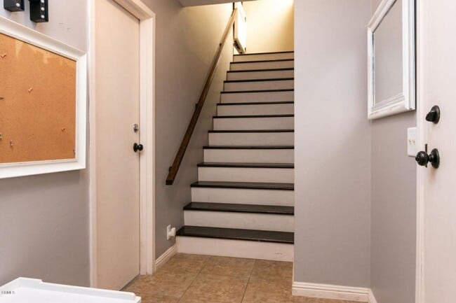 Building Photo - Upstairs Townhouse, Updated!