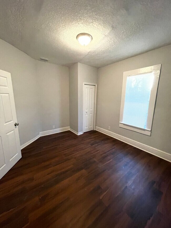 Building Photo - Renovated 3/2 Single Family Home Available...