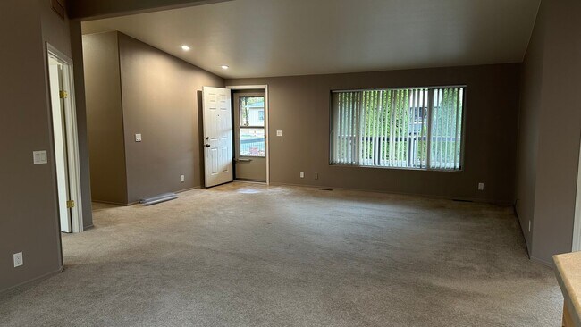 Building Photo - Look at this great 3 Bedroom House in Wins...