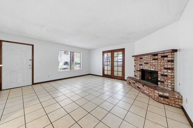 Foto del edificio - Beautifully Updated 2BR/2BA Downstairs Con...