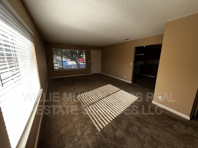 Building Photo - 1625 Court Dr