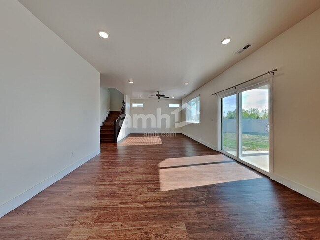 Foto del edificio - 1029 N Barkvine Ave