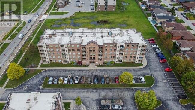 Building Photo - 8335 Wyandotte St E
