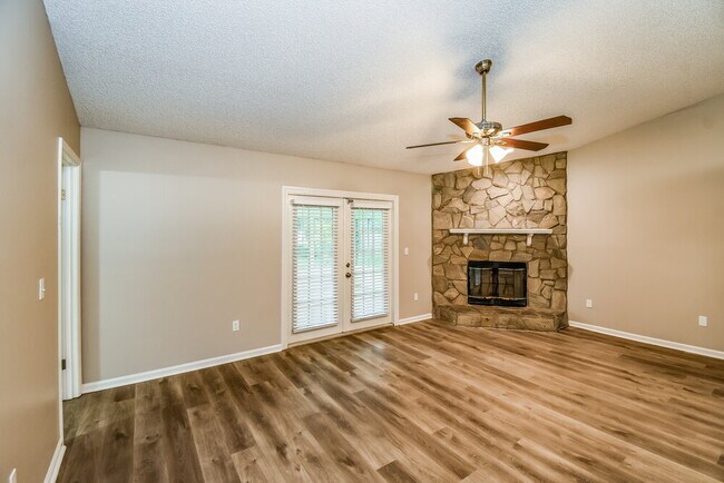 Foto del edificio - 8359 3 Creeks Blvd