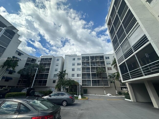 Foto del edificio - 2821 NE 163rd St