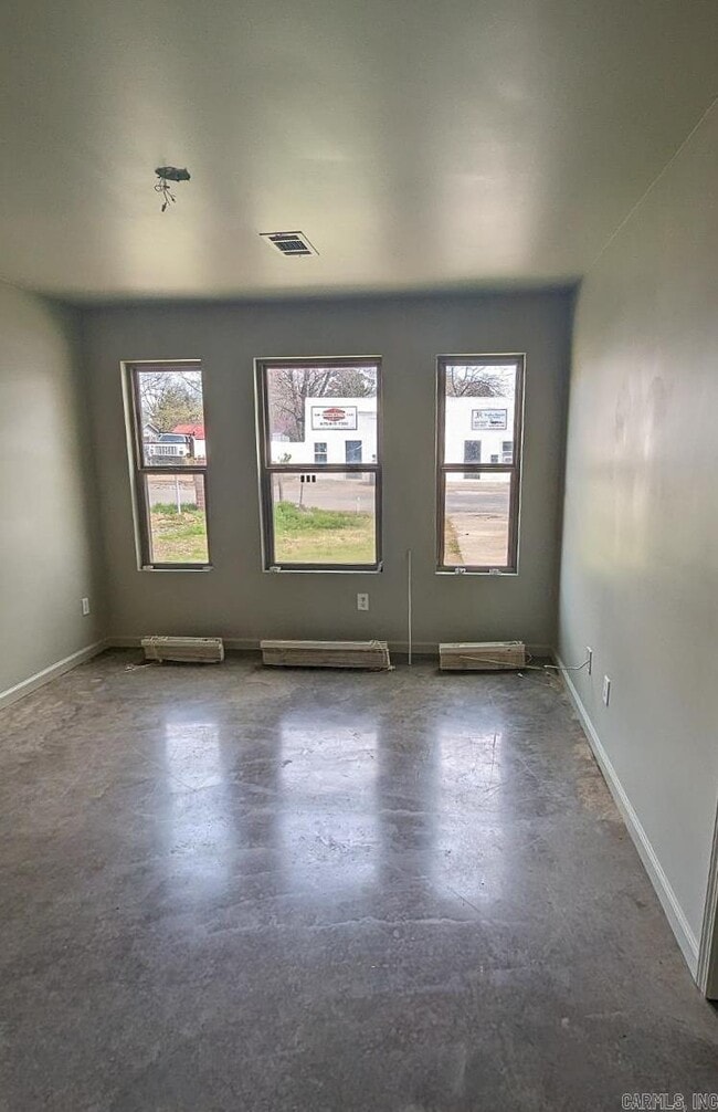 Building Photo - 905 N Main St