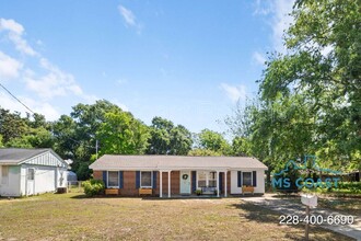 Building Photo - 218 Dogwood Dr