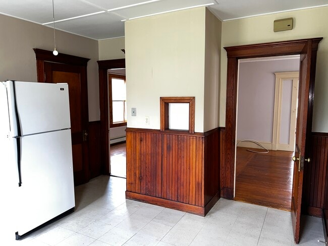 Building Photo - 19 Maple St