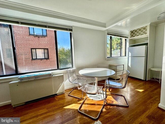 Foto del edificio - 5112 MacArthur Blvd NW