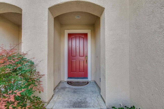 Building Photo - Spacious 2 Bed 2.5 Bath Townhome In Milpitas!