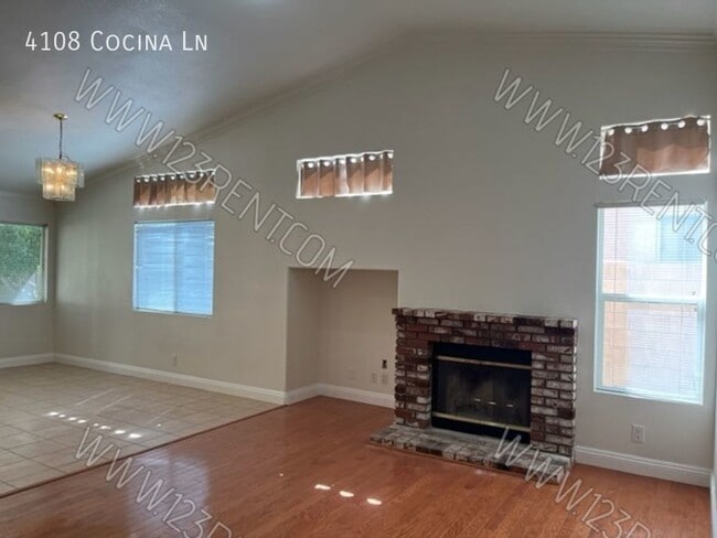Building Photo - PALMDALE WEST 4BD/2BTH SINGLE FAMILY HOME