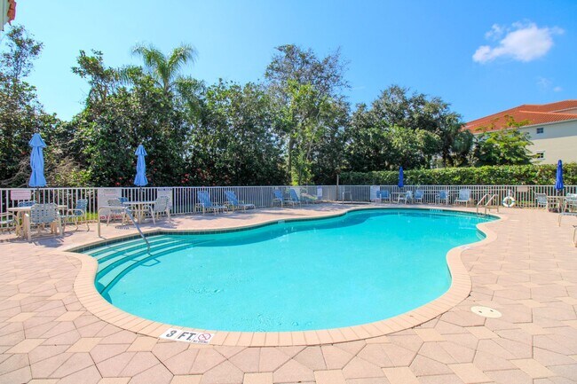 Foto del edificio - ** GOLFING PARADISE AT NAPLES LAKES COUNTRY CLUB 3/2 GOLF TRANSFER CONDO READY FOR A SEASONAL TEN...