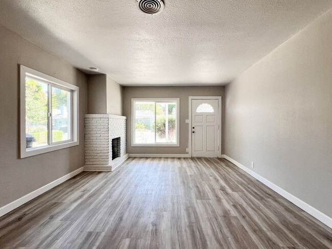 Building Photo - Newly Renovated Four Bedroom Napa Home wit...