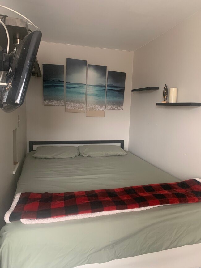 Cama de matrimonio, separada del salón por una pared divisoria. - 2939 Van Ness St NW