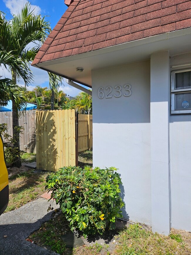 Building Photo - 6231 SW 37th Ct