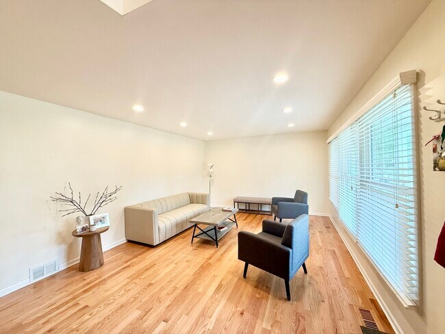 Building Photo - 1046 Crestfield Ave