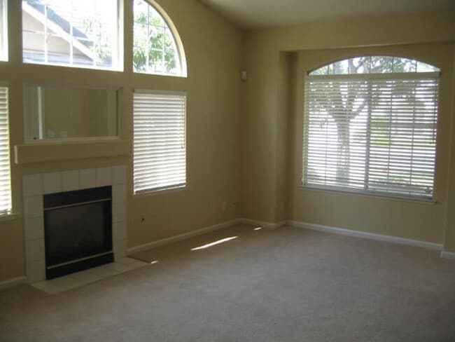 Building Photo - N.E. Fresno Newer Home, 3 car Garage, Like...